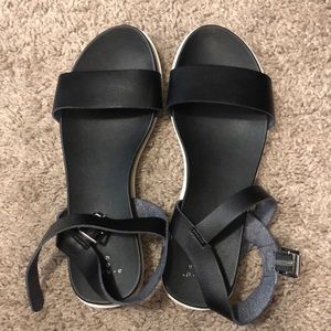 Leather flat sandals